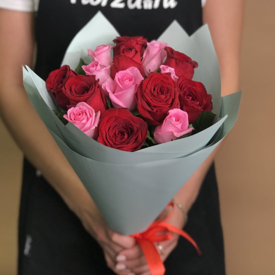 Розы Букет из красных и розовых роз 15 шт. (60 см)